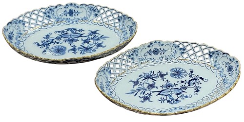 Lot 58 - A pair of Meissen porcelain 'Blue Onion'...