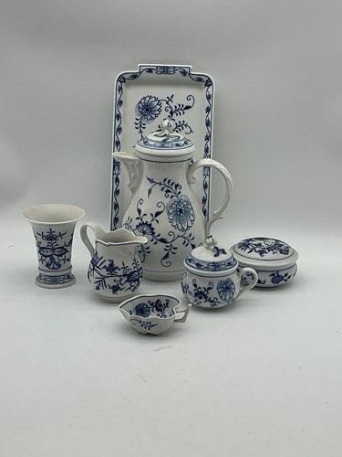 Lot 12 - A group of Meissen 'Blue Onion' pattern...