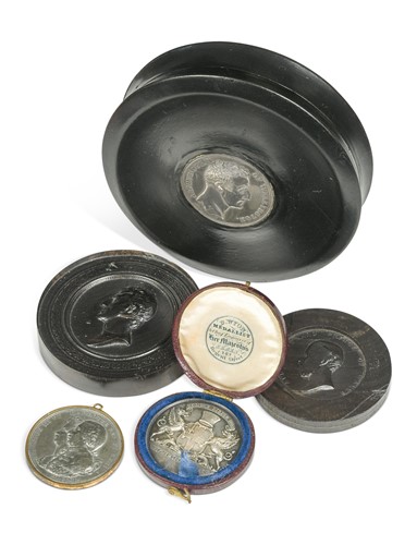Lot 584 - A collection of roundels and medallions