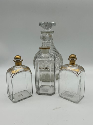 Lot 14 - A pair of glass and gilt flasks and stoppers,...