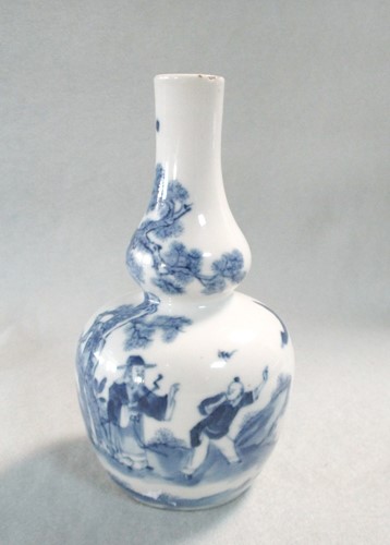 Lot 87 - A blue and white double gourd shaped vase, Qing dynasty