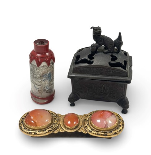 Lot 49 - A Chinese gilt bronze and agate belt hook, Qing Dynasty, 18th or 19th century