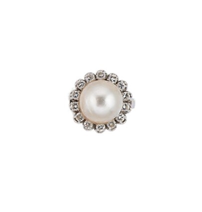 Lot 164 - A mabé pearl and diamond cluster ring