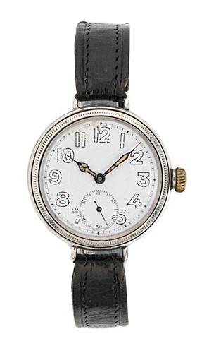 Lot 226 - Unsigned - An early 20th century silver trench watch