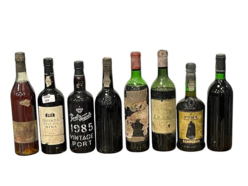 Lot 260 - Various bottles of port to include Warre 1975,...