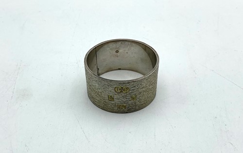 Lot 26 - An Elizabeth II single silver napkin ring