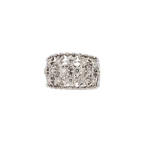 Lot 183 - A diamond set dress ring