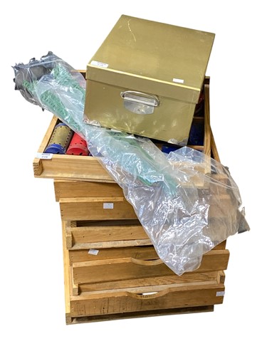 Lot 236 - Ten trays of circa 1940s and later Meccano...