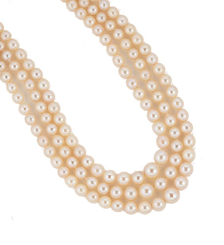 Lot 158 - A triple row graduated cultured pearl necklace