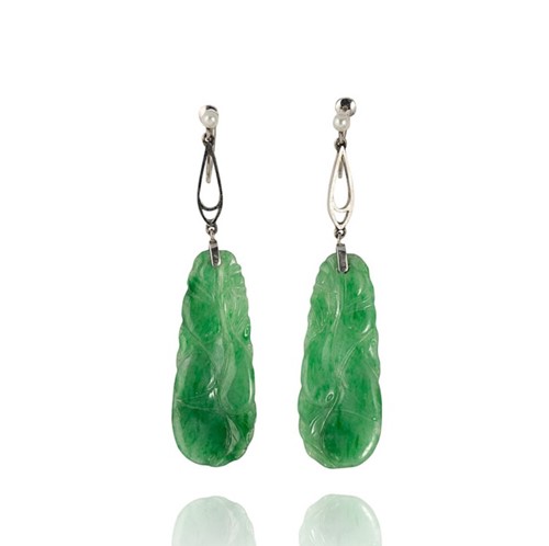 Lot 87 - A pair of early 20th century carved jade and pearl ear pendants