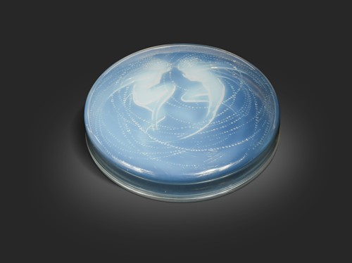Lot 7 - Deux Sirènes, an R. Lalique opalescent box and cover, model no.43