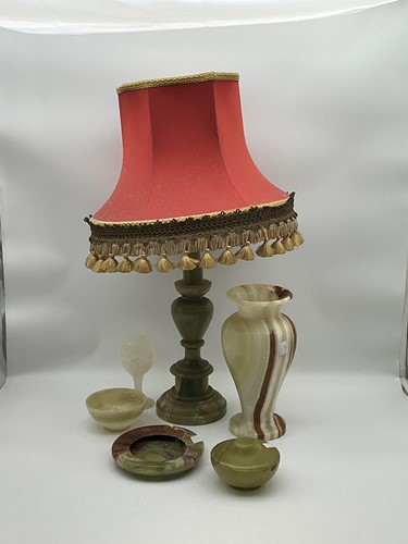 Lot 89 - Various items of onyx, to include a table lamp...