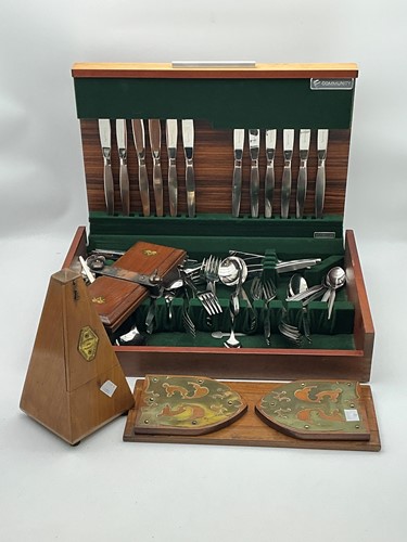 Lot 165 - A French maelzel metronome of pyramidal shape,...