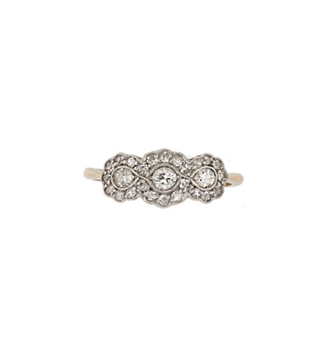 Lot 121 - A triple cluster diamond ring