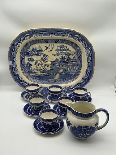 Lot 87 - A large quantity of English Willow pattern...