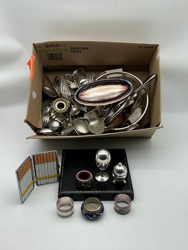 Lot 351 - Various items of silver plate, to include a...