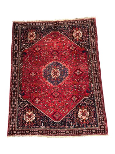Lot 726 - A good quality modern Qashqai rug (purchased...