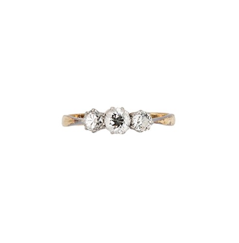 Lot 122 - A diamond three stone ring