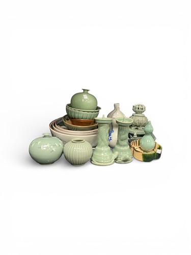 Lot 84 - Chinese decorative ceramics to include...