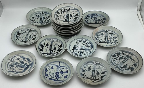 Lot 42 - A Chinese Zhangzhou tree of life plates, 15cm...