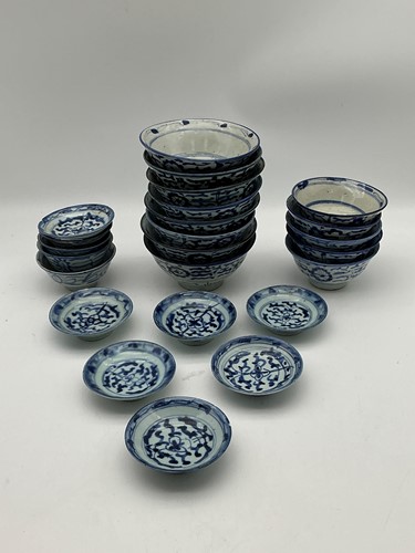Lot 72 - Chinese porcelain Qing style rice bowls and...