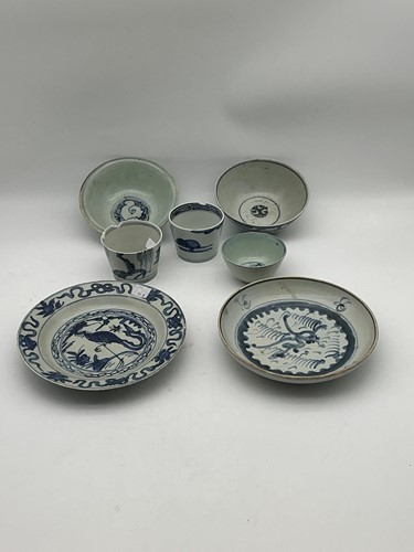 Lot 35 - A Ming style porcelain plate with heron design,...