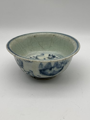 Lot 55 - A Chinese blue and white story bowl, narrative...