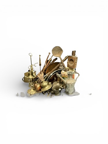 Lot 82 - A collection of oriental metalwares to include...