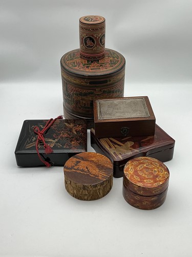Lot 160 - A collection of various boxes to include red...