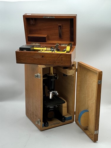 Lot 122 - An E Leitz Wetzlar microscope no 19707, in a...