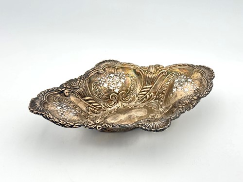 Lot 68 - An Edwardian silver pierced basket