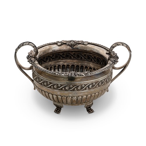 Lot 431 - A George III Irish silver sugar bowl