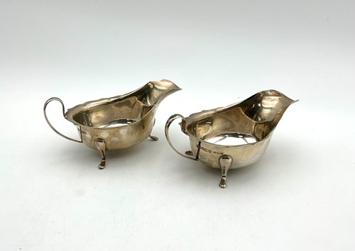 Lot 20 - A pair of early 20th century silver sauceboats