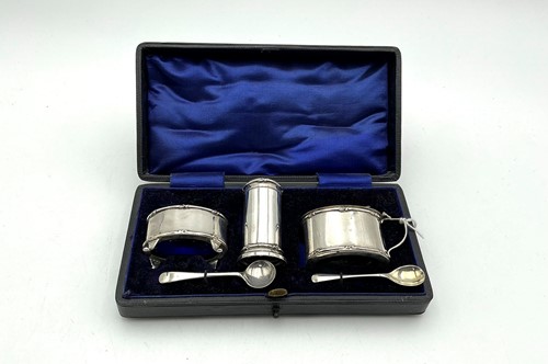 Lot 30 - An Edwardian cased three piece condiment set