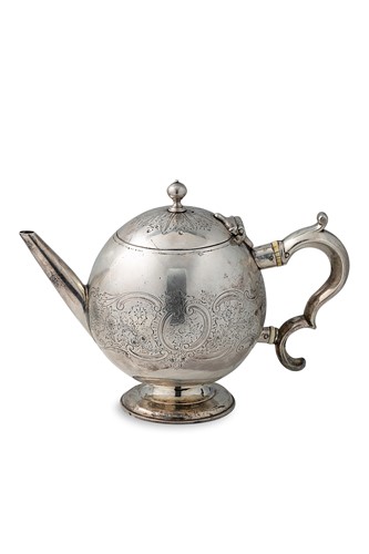 Lot 427 - A George I silver teapot