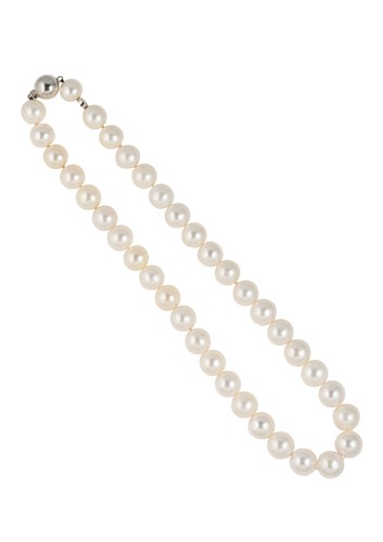 Lot 1 - A cultured south sea pearl necklace