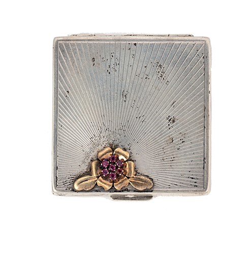 Lot 301 - An early 20th century ruby powder compact
