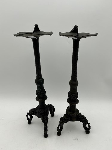 Lot 212 - A pair of bronze candlesticks with frogs,...