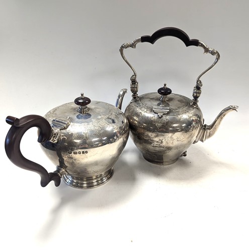 Lot 100 - A George V silver teapot and kettle