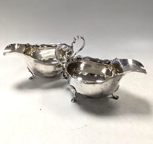 Lot 102 - A pair of George V silver cream jugs
