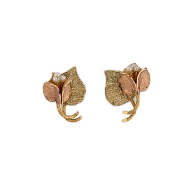 Lot 138 - A pair of seed pearl ivy ear studs