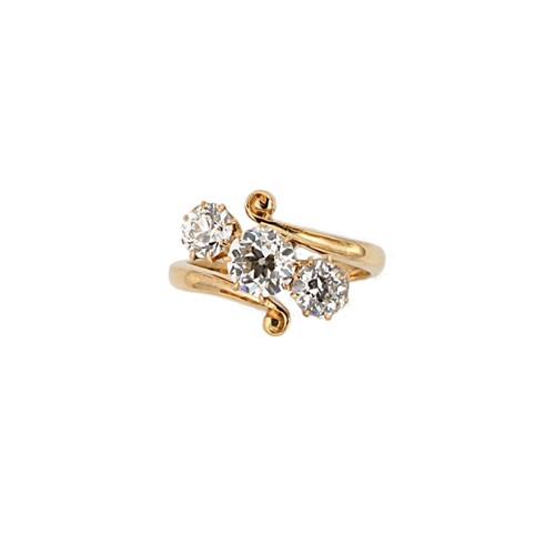 Lot 178 - A three stone diamond crossover ring