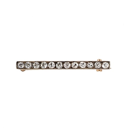 Lot 114 - An early 20th century diamond bar brooch
