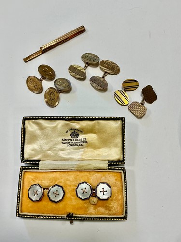 Lot 354 - A cased set of mother of pearl cufflinks,...