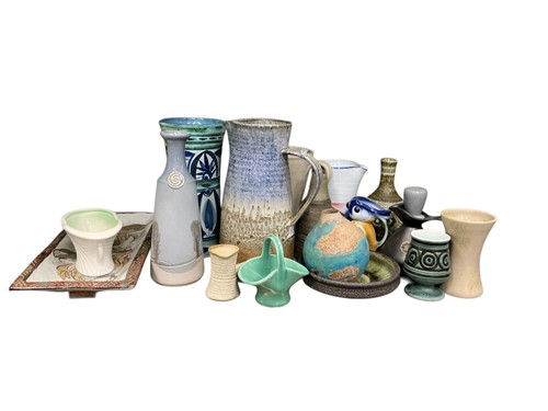 Lot 117 - Ceramics to include various studio style...