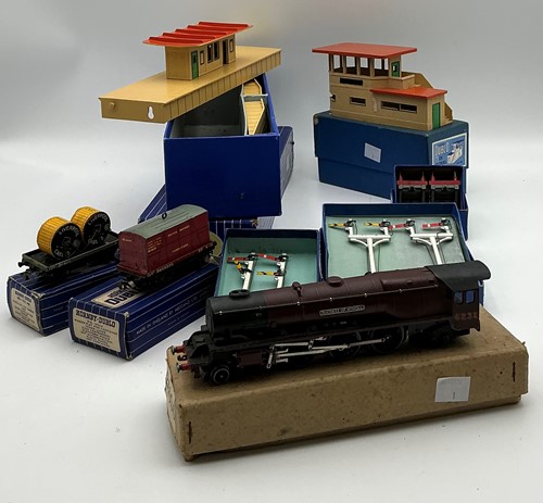 Lot 179 - A collection of Hornby Dublo items comprising:...