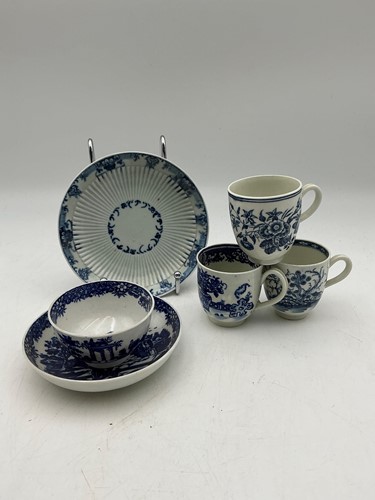 Lot 26 - A collection of 18th century Worcester blue...