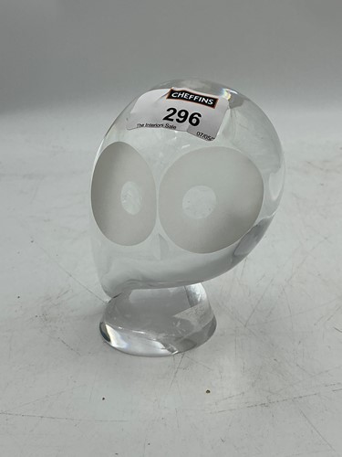 Lot 296 - A Steuben crystal owl figurine