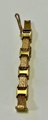 Lot 346 - A hallmarked 9ct gold bracelet with decorative...
