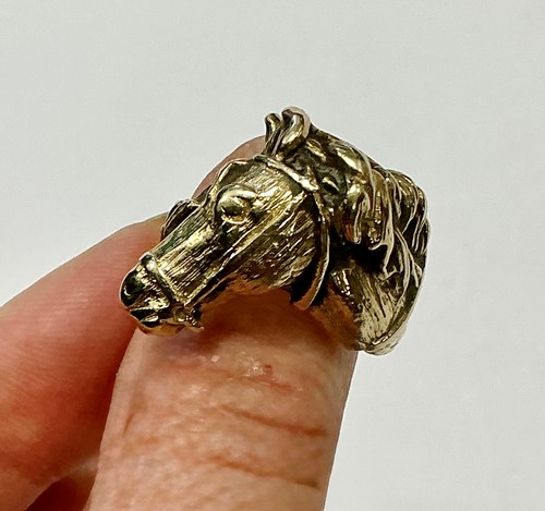 Lot 344 - A hallmarked 9ct gold horse ring, weight 27.8g